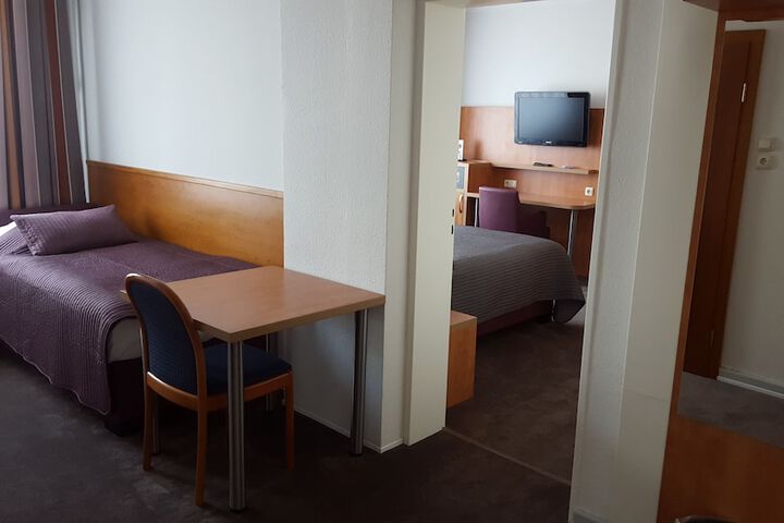 Room 6 of 40