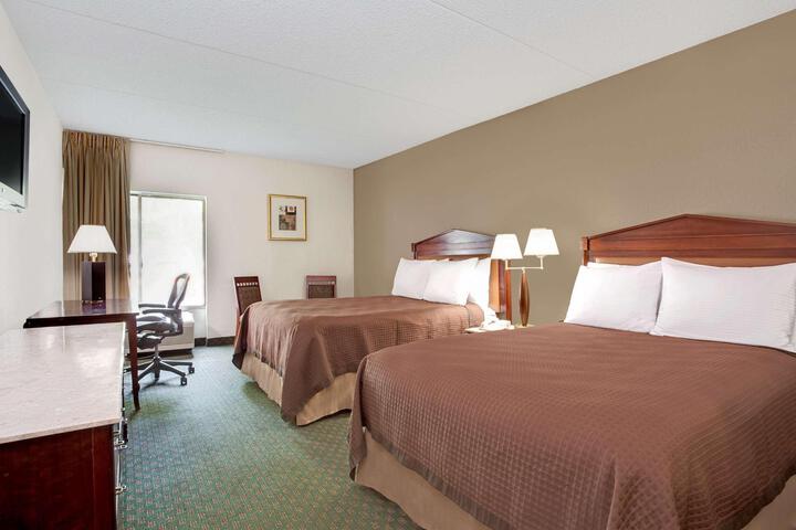 1 King Bed (5 of 10)