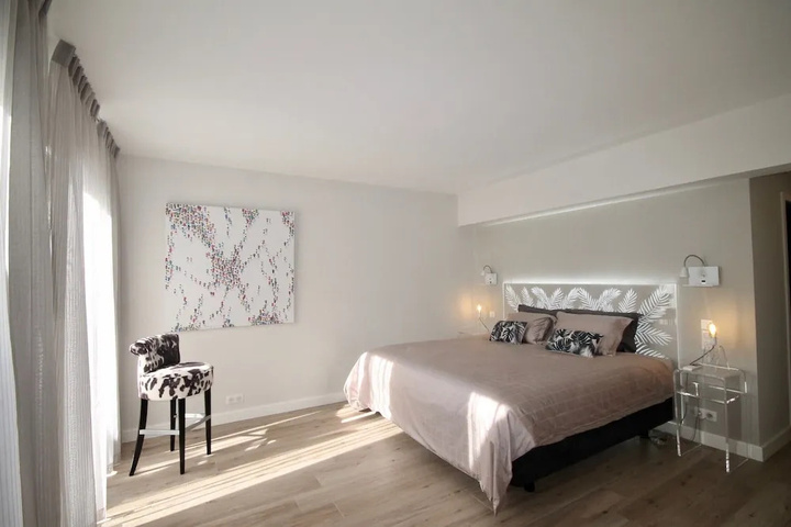 Room 6 of 17
