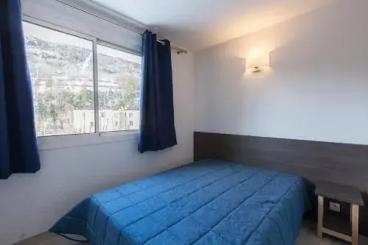 Room 6 of 12