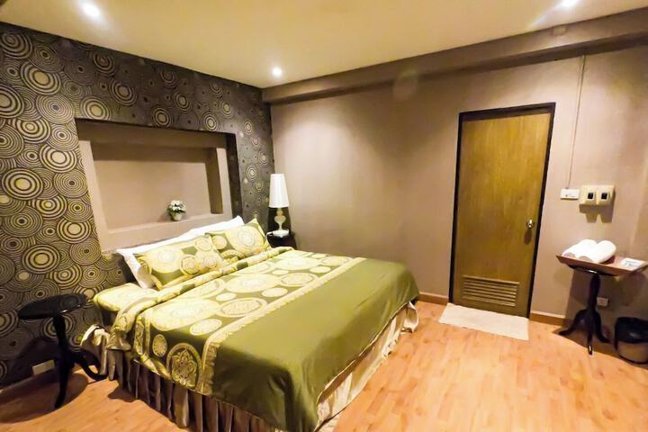 Room 6 of 94