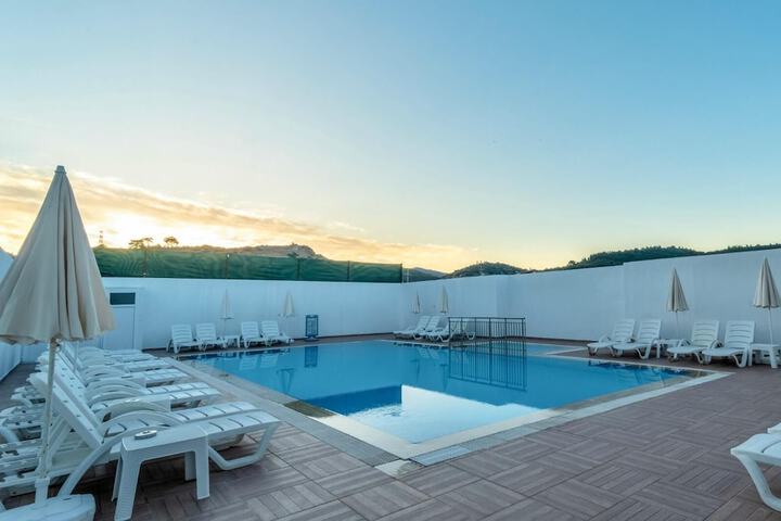 Pool 33 of 66