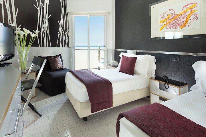 Room 52 of 106