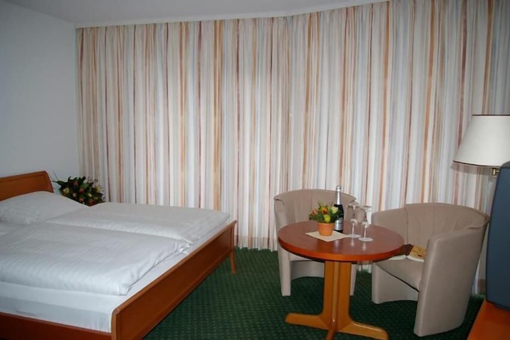 Room 6 of 39