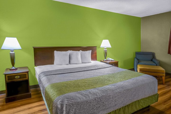 1 King Bed (1 of 4)