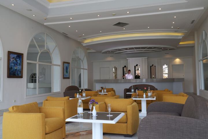 Lounge 88 of 145