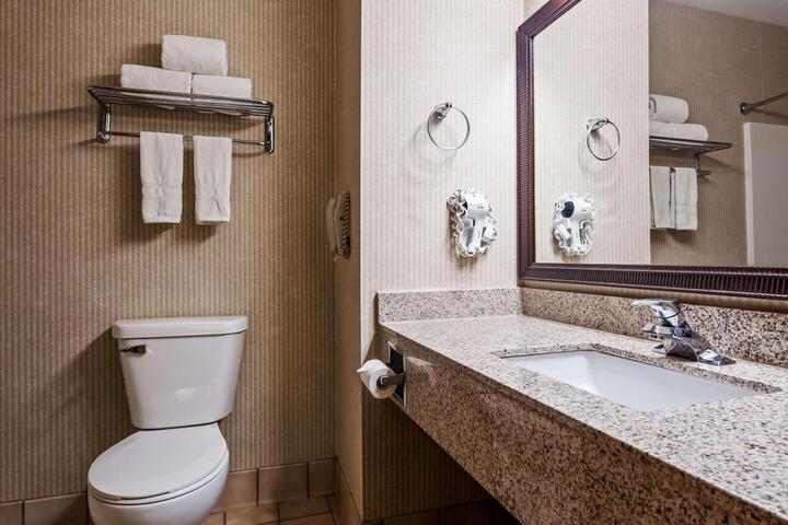 2 Queen Accessible Roll in Shower Microwave, Refrigerator WiFi Full Breakfast (4 of 13)