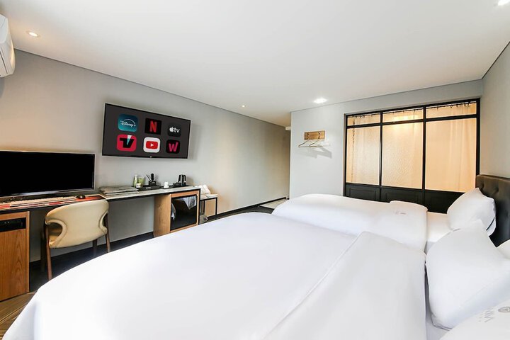 Room 13 of 38