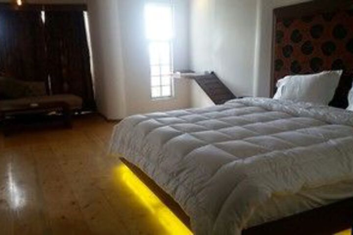 Room 6 of 9