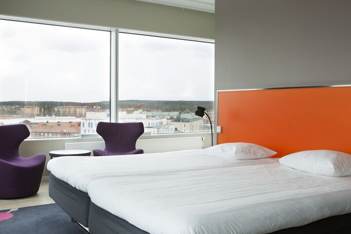 Room 6 of 18