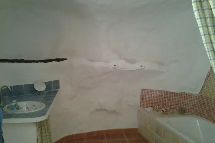 Room 6 of 12