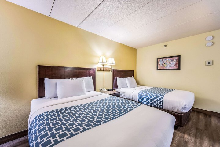 1 Queen Bed (3 of 12)