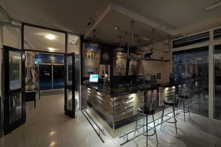 Lounge 16 of 22