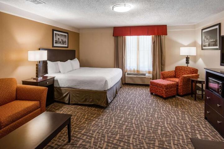 1 King Bed Pillowtop Bed Microwave and Refrigerator Full Breakfast (2 of 14)