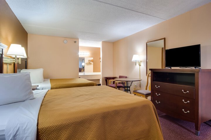 2 Queen Beds (2 of 7)