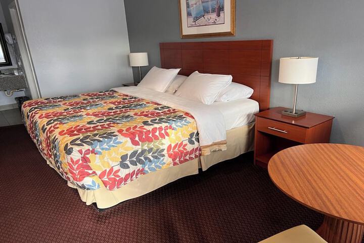 Basic King Bed (19 of 23)