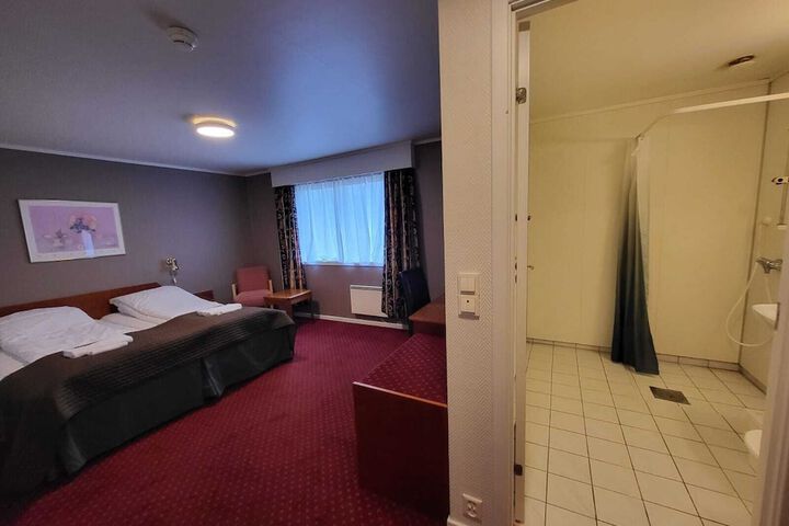 Room 34 of 102