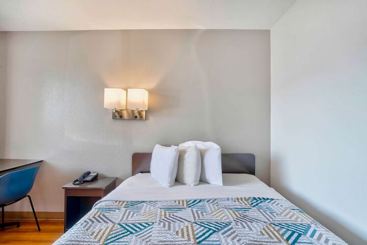 Deluxe Room 1 Queen Bed (7 of 12)