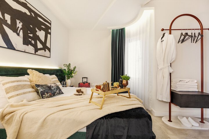 Room 8 of 42