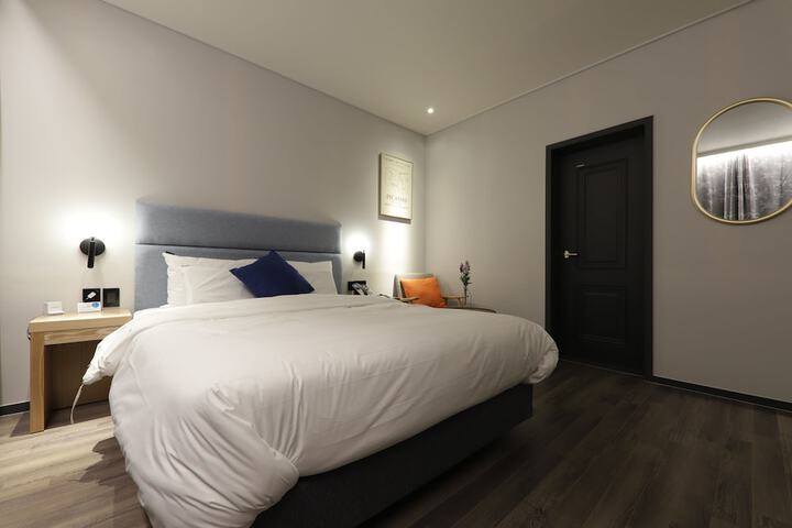 Room 12 of 64