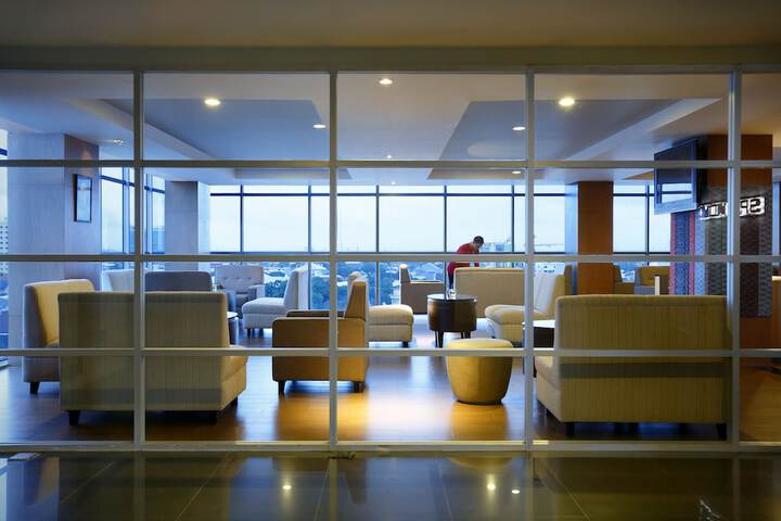 Lounge 33 of 37