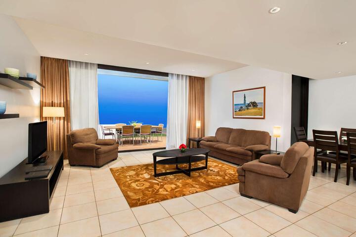 Room 2 of 199