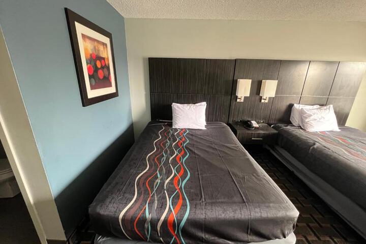 2 Queen Beds (12 of 17)