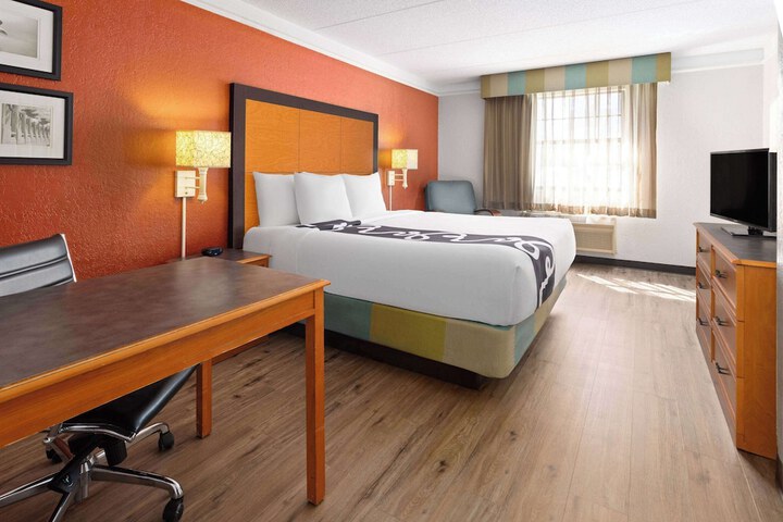 1 King Bed Deluxe Room (4 of 14)