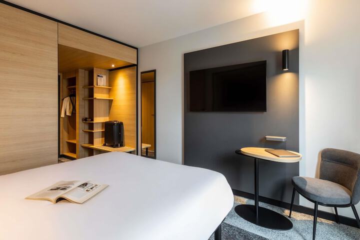 Room 9 of 38