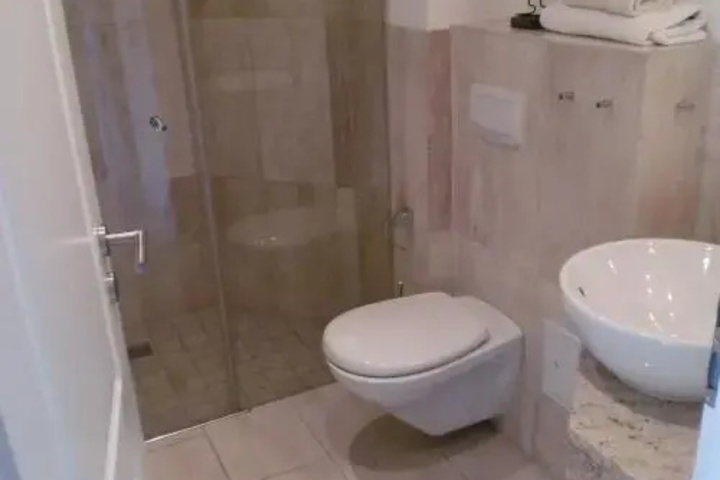 Room 5 of 9