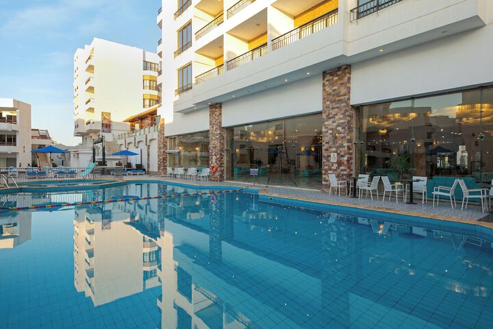 Hotel Pool