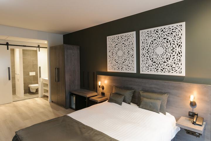 Room 2 of 20