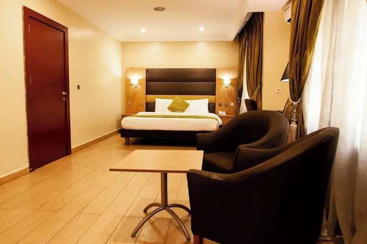Room 4 of 11