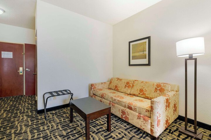 1 King Bed (6 of 10)