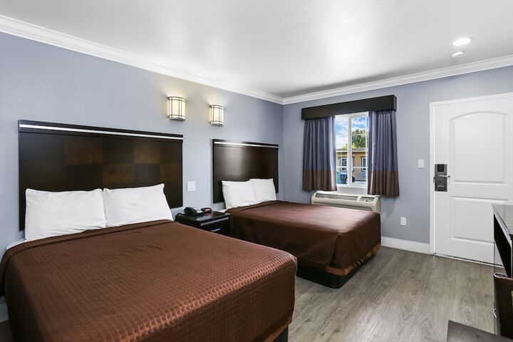2 Double Beds (4 of 8)