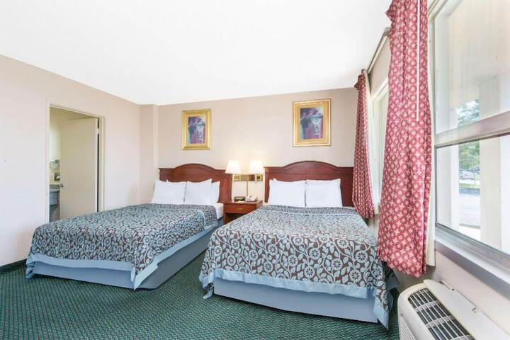 1 Queen Bed (6 of 6)
