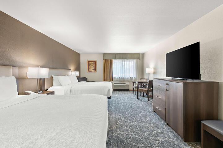 1 King Bed High Speed Internet Accessible Microwave and Refrigerator, Coffee Maker, Hairdryer Iron and Ironing Board Full Breakfast (2 of 30)