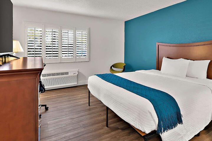 1 King Bed (5 of 8)