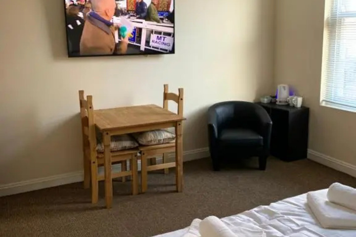 Room 4 of 18