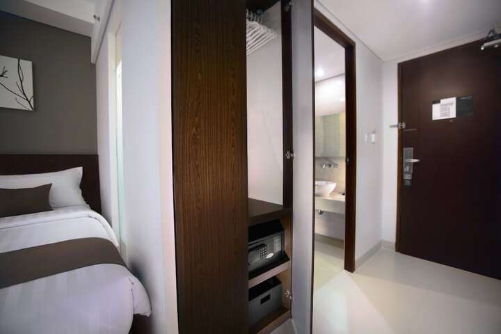 Room 8 of 27