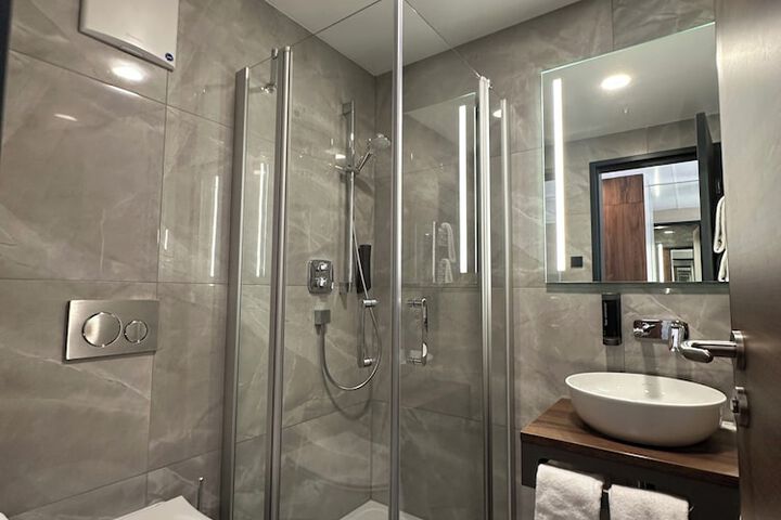 Room 42 of 100