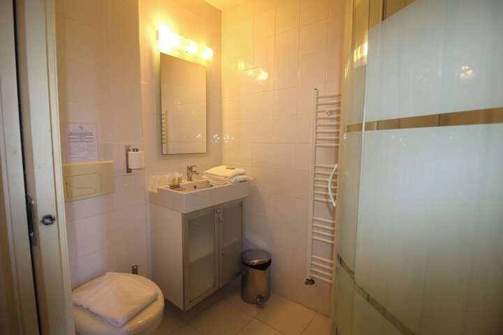 Room 13 of 35