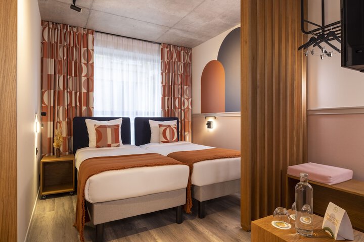 Room 10 of 93