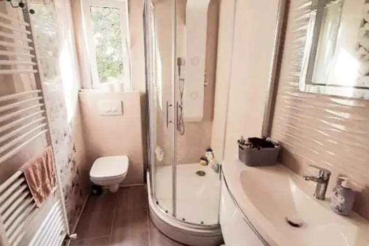Room 5 of 11
