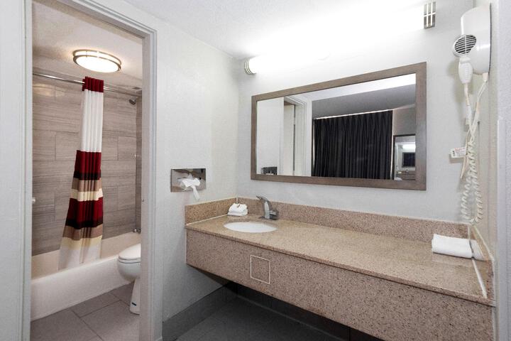 Deluxe King Room (2 of 24)