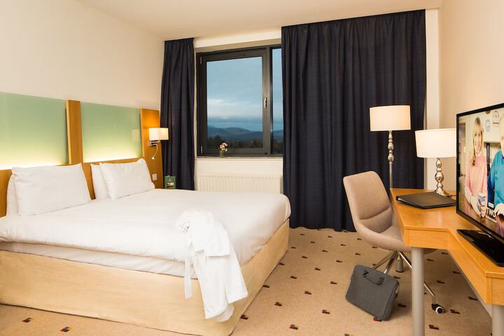 Room 6 of 28