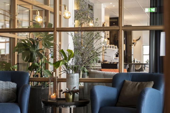Entrance & Lobby