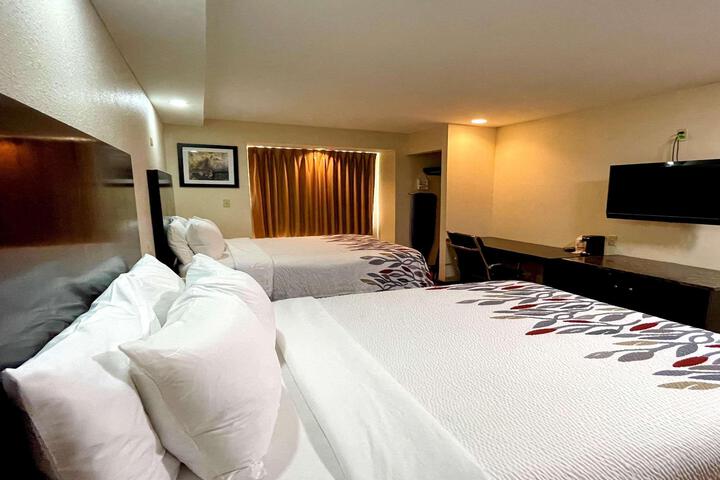 2 Queen Beds (6 of 10)