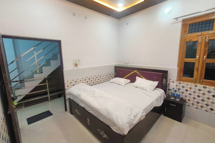 Room 7 of 18
