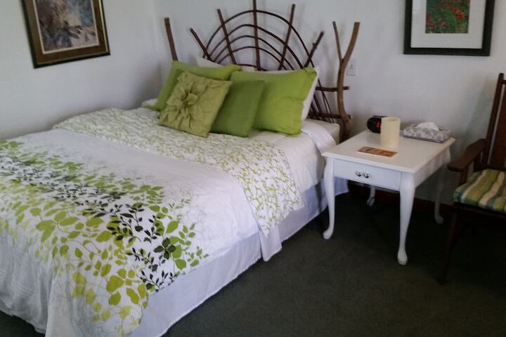 Classic Room 1 Queen Bed Ground Floor (7 of 7)
